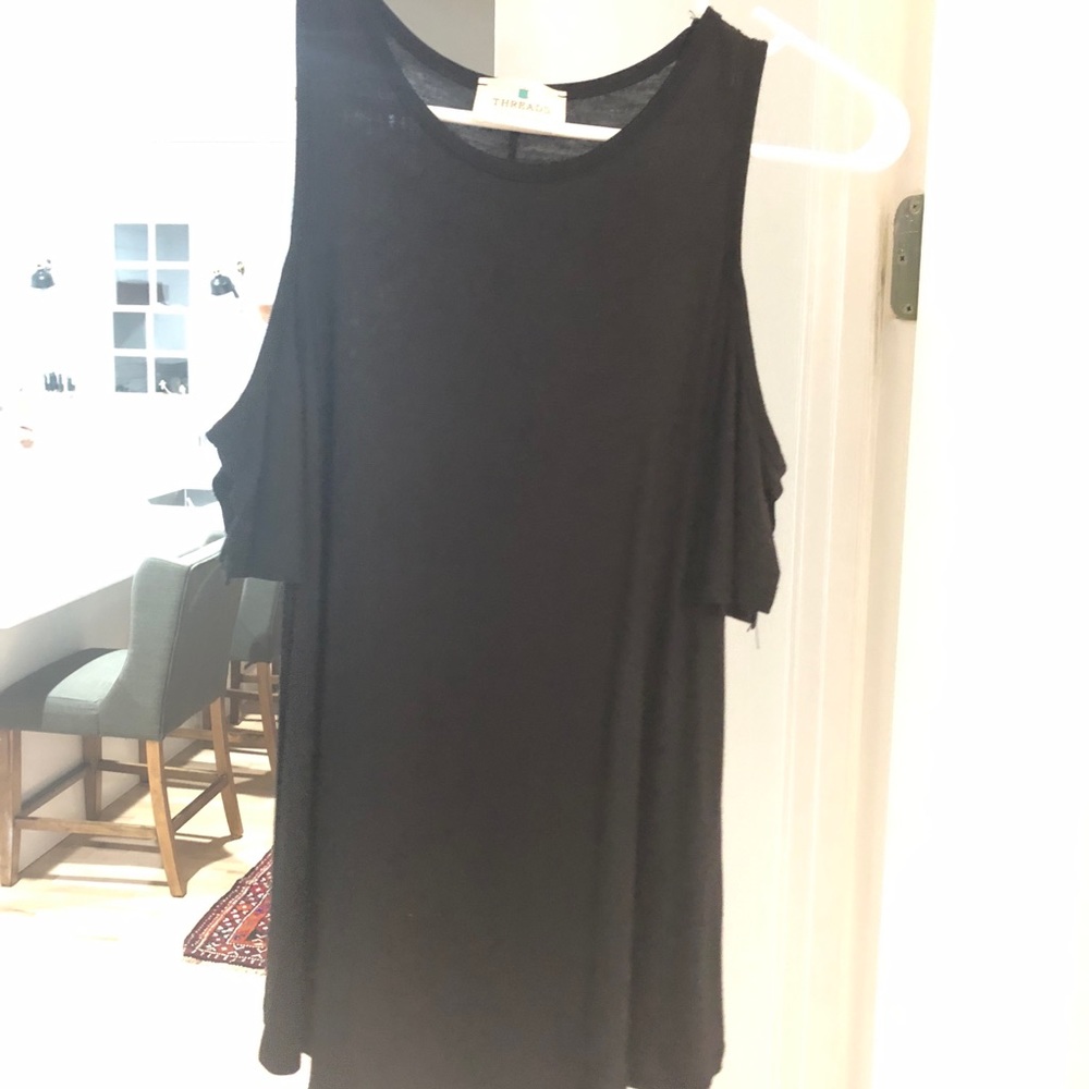 Cold shoulder black tee - Picture 2 of 5